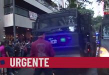 Manifestantes Tiraron Vallas y se Enfrentaron con la Policía frente a la Casa de Cristina Kirchner, 27 agosto 2022